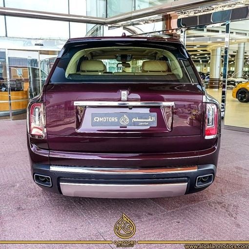 Подержанный Rolls-Royce Cullinan I, 6.7 л, 2020 в Дубае от Q Motors Тёмно-бордовый цвет.  | AUTO.AE