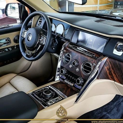 Подержанный Rolls-Royce Cullinan I, 6.7 л, 2020 в Дубае от Q Motors Тёмно-бордовый цвет.  | AUTO.AE
