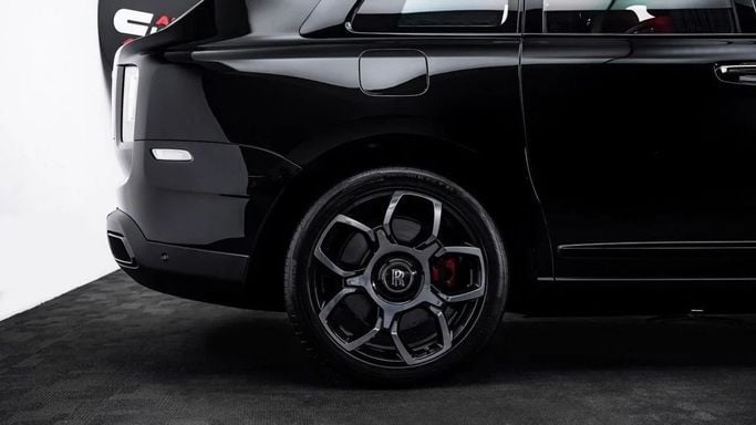 Подержанный Rolls-Royce Cullinan Black Badge I, 6.7 л, 2023 в Дубае от Al Ain Class Motors Черный цвет. Other | AUTO.AE