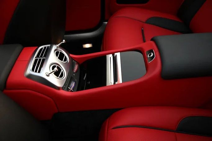 مستعملة Rolls-Royce Dawn Black Badge, 6.6 l, 2018 في في دبي من Mohammad Alkarak Motors، اللون أبيض. أخرى | AUTO.AE