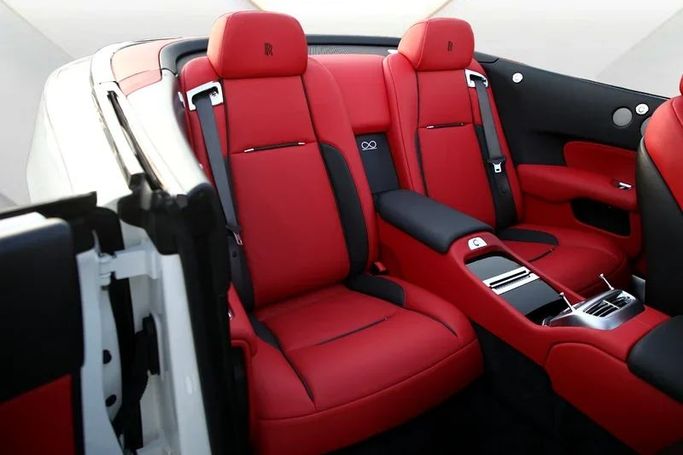 مستعملة Rolls-Royce Dawn Black Badge, 6.6 l, 2018 في في دبي من Mohammad Alkarak Motors، اللون أبيض. أخرى | AUTO.AE