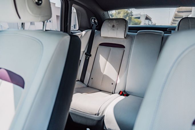 Rolls-Royce Ghost Extended II, 2023 седан extended бизнес класса в Дубае от POF RENTAL серый цвет | AUTO.AE