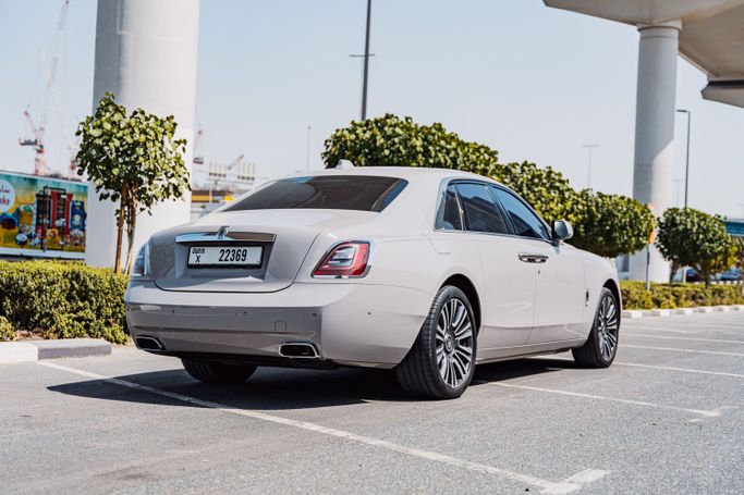 Rolls-Royce Ghost Extended II, 2023 седан extended бизнес класса в Дубае от POF RENTAL серый цвет | AUTO.AE