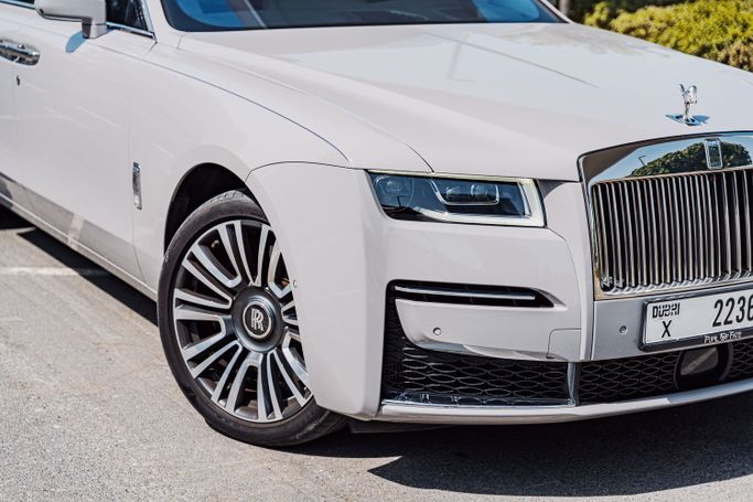 Rolls-Royce Ghost Extended II, 2023 седан extended бизнес класса в Дубае от POF RENTAL серый цвет | AUTO.AE
