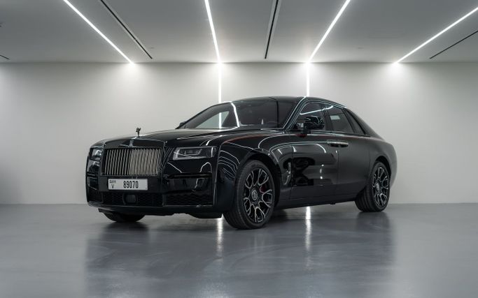 Rolls-Royce Ghost Extended II, 2022 седан extended бизнес класса в Дубае от POF RENTAL черный цвет | AUTO.AE