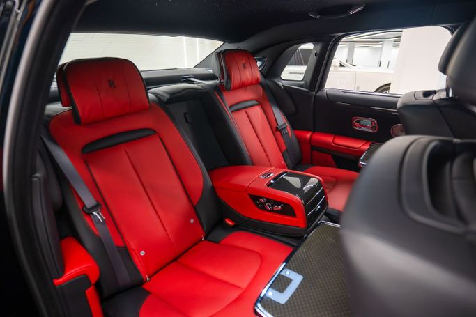 Rolls-Royce Ghost Extended II, 2022 седан extended бизнес класса в Дубае от POF RENTAL черный цвет | AUTO.AE