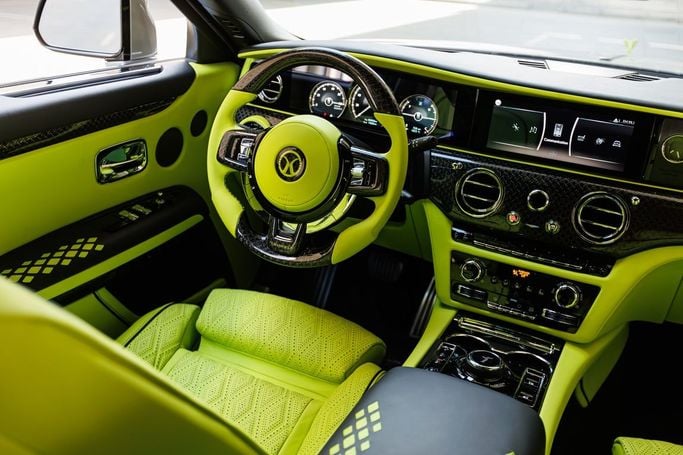 Rolls-Royce Ghost Black Badge II, 2021 седан бизнес класса в Дубае от AVA car rental серый цвет | AUTO.AE