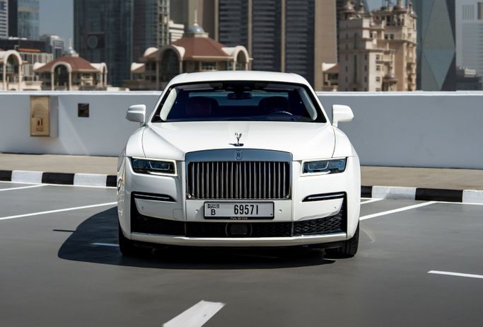 Rolls-Royce Ghost II, 2022 седан бизнес класса в Дубае от POF RENTAL белый цвет | AUTO.AE