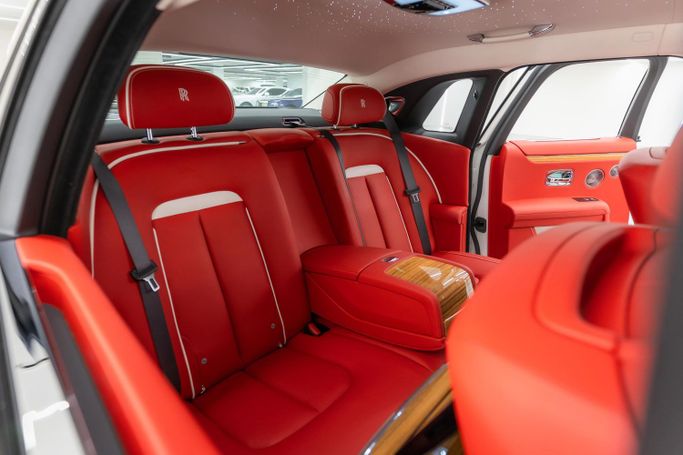 Rolls-Royce Ghost II, 2022 седан бизнес класса в Дубае от POF RENTAL белый цвет | AUTO.AE