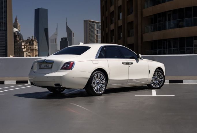 Rolls-Royce Ghost II, 2022 седан бизнес класса в Дубае от POF RENTAL белый цвет | AUTO.AE
