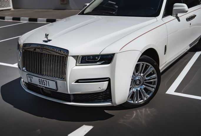 Rolls-Royce Ghost II, 2022 седан бизнес класса в Дубае от POF RENTAL белый цвет | AUTO.AE