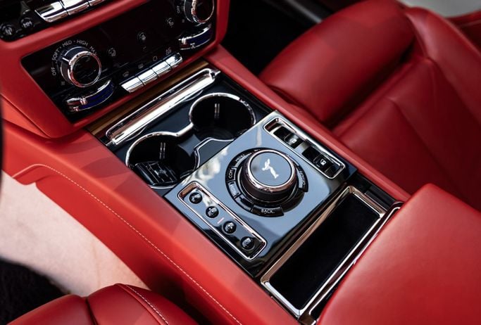 Rolls-Royce Ghost II, 2022 седан бизнес класса в Дубае от POF RENTAL белый цвет | AUTO.AE