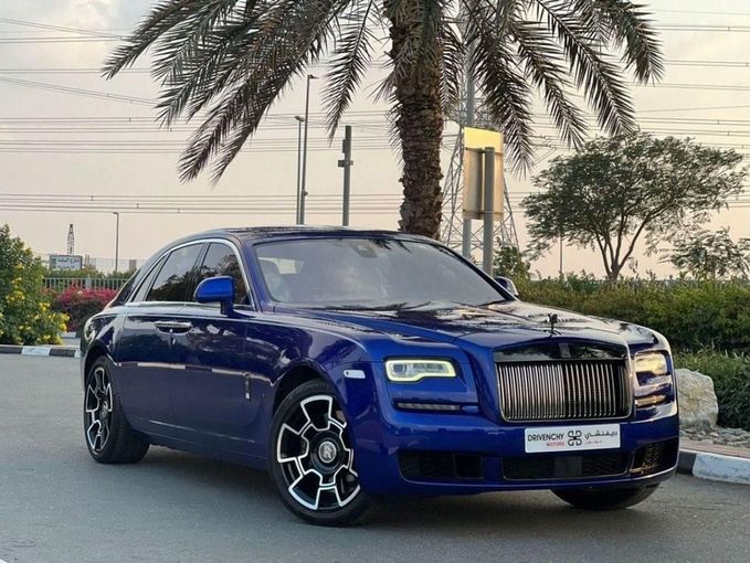 Подержанный Rolls-Royce Ghost Black Badge I Рестайлинг (Series II), 6.6 л, 2019 в Дубае от Drivenchy Motors Синий цвет. GCC | AUTO.AE