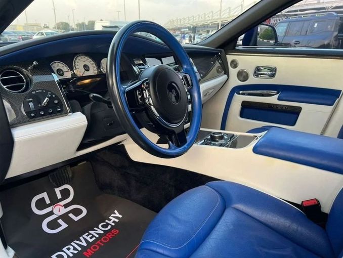 Подержанный Rolls-Royce Ghost Black Badge I Рестайлинг (Series II), 6.6 л, 2019 в Дубае от Drivenchy Motors Синий цвет. GCC | AUTO.AE