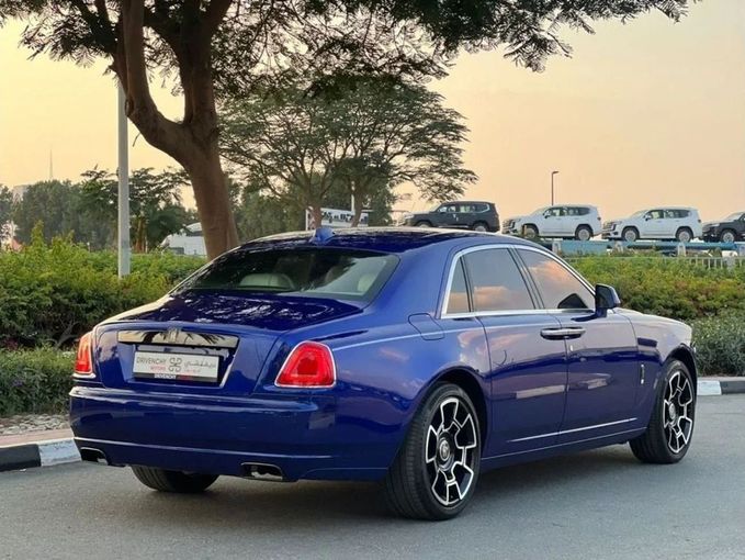 Подержанный Rolls-Royce Ghost Black Badge I Рестайлинг (Series II), 6.6 л, 2019 в Дубае от Drivenchy Motors Синий цвет. GCC | AUTO.AE