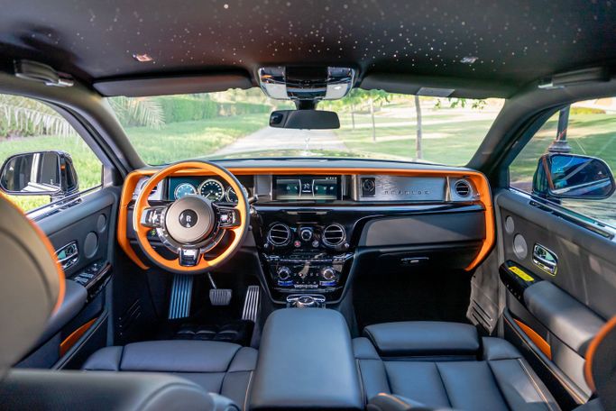Rolls-Royce Phantom Extended VIII, 2025 седан long бизнес класса в Дубае от POF RENTAL черный цвет | AUTO.AE