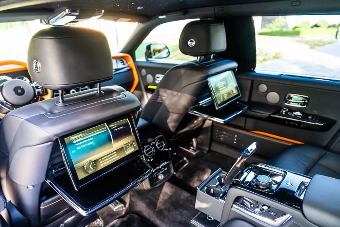 Rolls-Royce Phantom Extended VIII, 2025 седан long бизнес класса в Дубае от POF RENTAL черный цвет | AUTO.AE