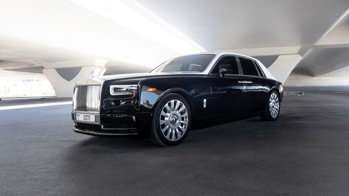 Rolls-Royce Phantom Extended VIII, 2022 седан long бизнес класса в Дубае от AVA car rental черный цвет | AUTO.AE