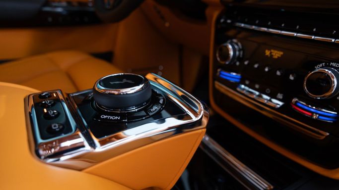 Rolls-Royce Phantom Extended VIII, 2022 седан long бизнес класса в Дубае от AVA car rental черный цвет | AUTO.AE