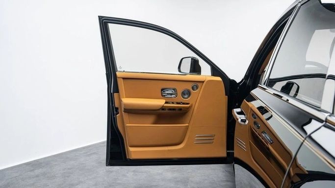 Подержанный Rolls-Royce Phantom VIII, 6.7 л, 2023 в Дубае от Al Ain Class Motors Черный цвет. GCC | AUTO.AE