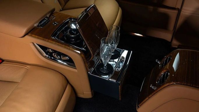 Подержанный Rolls-Royce Phantom VIII, 6.7 л, 2023 в Дубае от Al Ain Class Motors Черный цвет. GCC | AUTO.AE