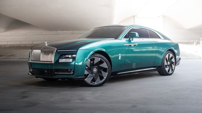 Rolls-Royce Spectre, 2024 купе бизнес класса в Дубае от AVA car rental зеленый цвет | AUTO.AE