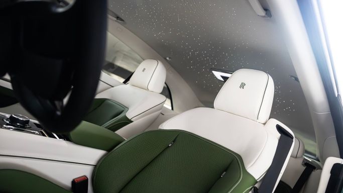 Rolls-Royce Spectre, 2024 купе бизнес класса в Дубае от AVA car rental зеленый цвет | AUTO.AE