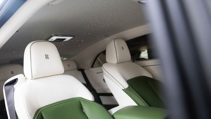 Rolls-Royce Spectre, 2024 купе бизнес класса в Дубае от AVA car rental зеленый цвет | AUTO.AE