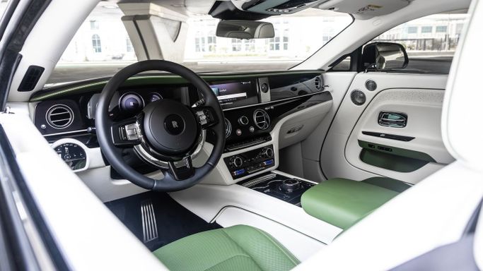 Rolls-Royce Spectre, 2024 купе бизнес класса в Дубае от AVA car rental зеленый цвет | AUTO.AE