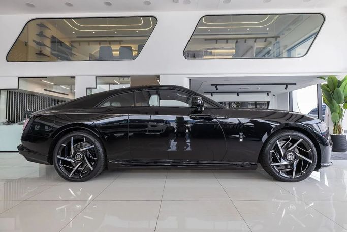 جديدة Rolls-Royce Spectre, 2025 في في دبي من Laith Alobaidi Motors، اللون أسود. المواصفات الأوروبية | AUTO.AE