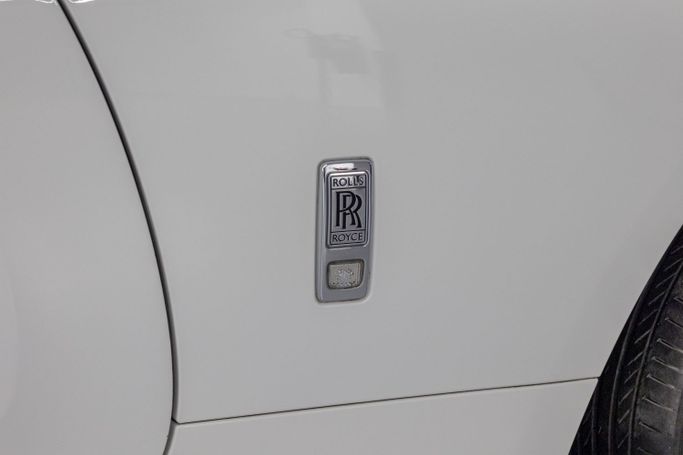 Подержанный Rolls-Royce Wraith Black Badge, 6.6 л, 2017 в Дубае от PUPIL OF FATE MOTORS Белый цвет. Other | AUTO.AE