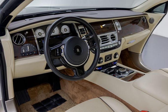 Подержанный Rolls-Royce Wraith Black Badge, 6.6 л, 2017 в Дубае от PUPIL OF FATE MOTORS Белый цвет. Other | AUTO.AE