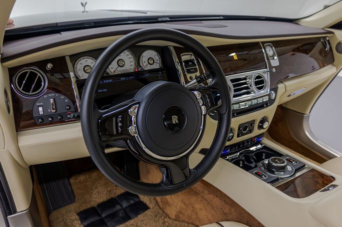 Подержанный Rolls-Royce Wraith Black Badge, 6.6 л, 2017 в Дубае от PUPIL OF FATE MOTORS Белый цвет. Other | AUTO.AE