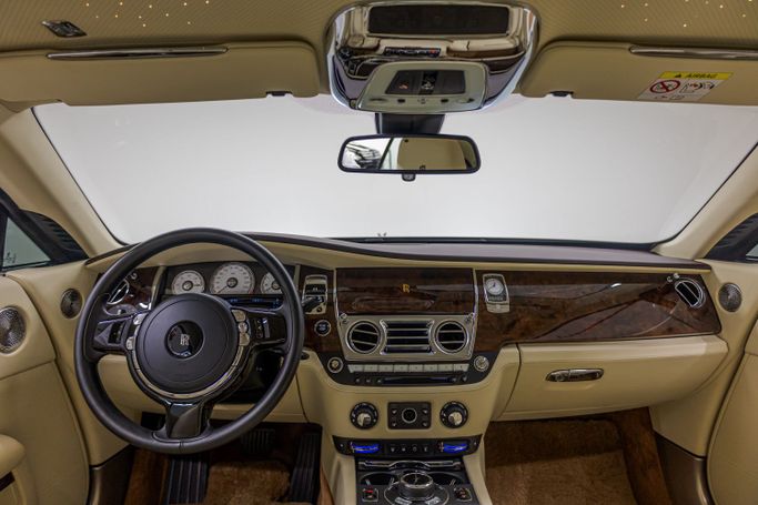 Подержанный Rolls-Royce Wraith Black Badge, 6.6 л, 2017 в Дубае от PUPIL OF FATE MOTORS Белый цвет. Other | AUTO.AE