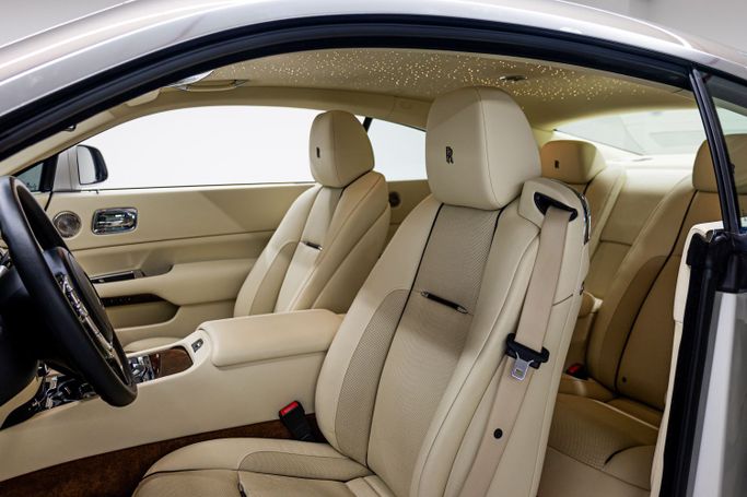 Подержанный Rolls-Royce Wraith Black Badge, 6.6 л, 2017 в Дубае от PUPIL OF FATE MOTORS Белый цвет. Other | AUTO.AE