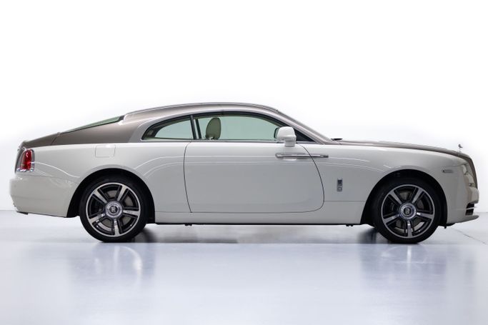 Подержанный Rolls-Royce Wraith Black Badge, 6.6 л, 2017 в Дубае от PUPIL OF FATE MOTORS Белый цвет. Other | AUTO.AE