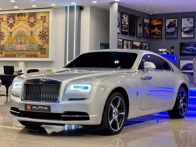 Подержанный Rolls-Royce Wraith, 6.6 л, 2017 в Дубае от Alpha Motors Серебристый цвет. GCC | AUTO.AE