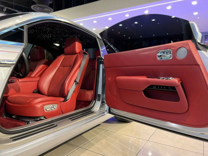 Подержанный Rolls-Royce Wraith, 6.6 л, 2017 в Дубае от Alpha Motors Серебристый цвет. GCC | AUTO.AE