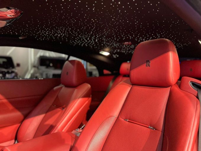 Подержанный Rolls-Royce Wraith, 6.6 л, 2017 в Дубае от Alpha Motors Серебристый цвет. GCC | AUTO.AE