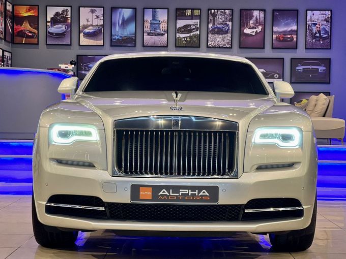 Подержанный Rolls-Royce Wraith, 6.6 л, 2017 в Дубае от Alpha Motors Серебристый цвет. GCC | AUTO.AE