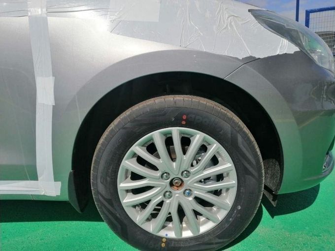 Новый Suzuki DZire III Рестайлинг, 1.2 л, 2024 в Дубае от Mohamed Hakim Motors Серебристый цвет. GCC | AUTO.AE