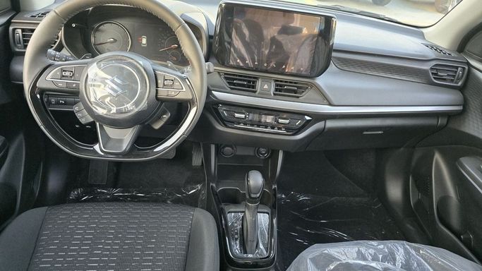 Новый Suzuki Swift V Рестайлинг, 1.2 л, 2025 в Дубае от Mohamed Hakim Motors Белый цвет. GCC | AUTO.AE