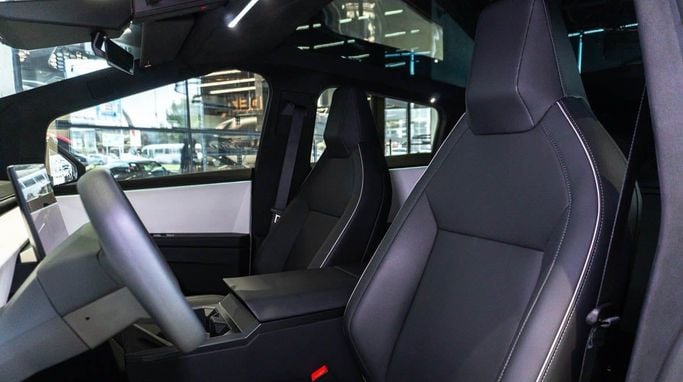 Tesla Cybertruck All-wheel Drive, 2024 пикап двойная кабина электро класса в Дубае от DEIZ серебристый цвет | AUTO.AE