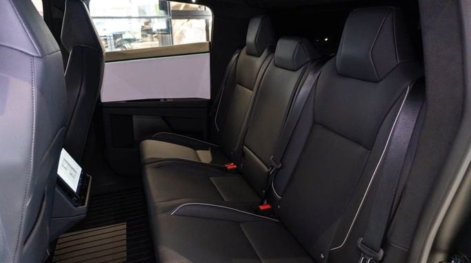 Tesla Cybertruck All-wheel Drive, 2024 пикап двойная кабина электро класса в Дубае от DEIZ серебристый цвет | AUTO.AE