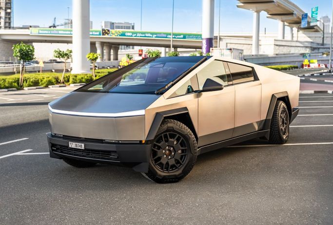 Tesla Cybertruck Cyberbeast I, 2024 пикап двойная кабина электро класса в Дубае от POF RENTAL серебристый цвет | AUTO.AE