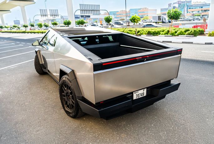 Tesla Cybertruck Cyberbeast I, 2024 пикап двойная кабина электро класса в Дубае от POF RENTAL серебристый цвет | AUTO.AE