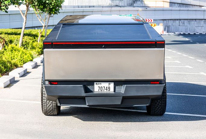 Tesla Cybertruck Cyberbeast I, 2024 пикап двойная кабина электро класса в Дубае от POF RENTAL серебристый цвет | AUTO.AE