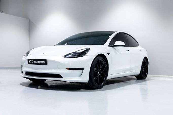 Подержанный Tesla Model 3 Long Range I, 2021 в Дубае от C7 Motors Белый цвет.  | AUTO.AE
