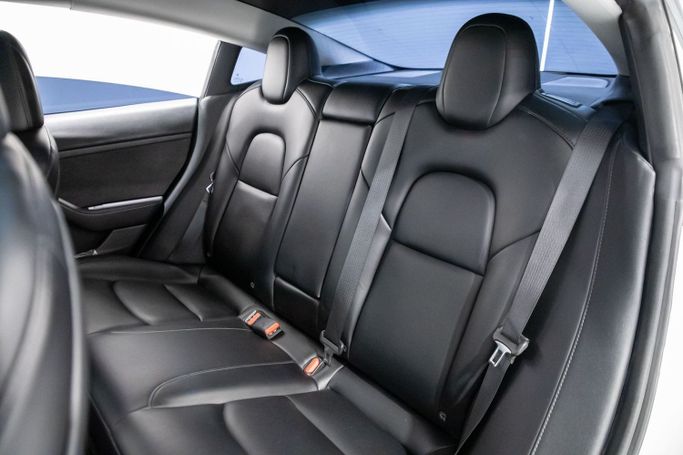 مستعملة Tesla Model 3 Long Range I, 2021 في في دبي من C7 Motors، اللون أبيض.  | AUTO.AE