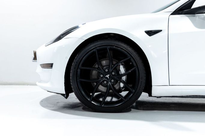 مستعملة Tesla Model 3 Long Range I, 2021 في في دبي من C7 Motors، اللون أبيض.  | AUTO.AE